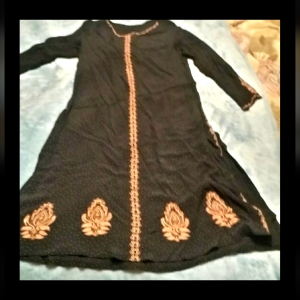 Elegant Embroidered Tunic - Picture 2 of 7